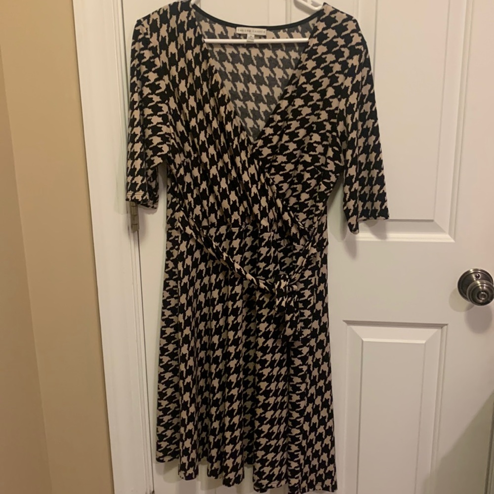 Beautiful wrap dress, very flattering